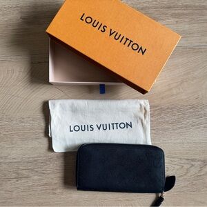 Louis Vuitton Black Zipper Wallet with duster & box